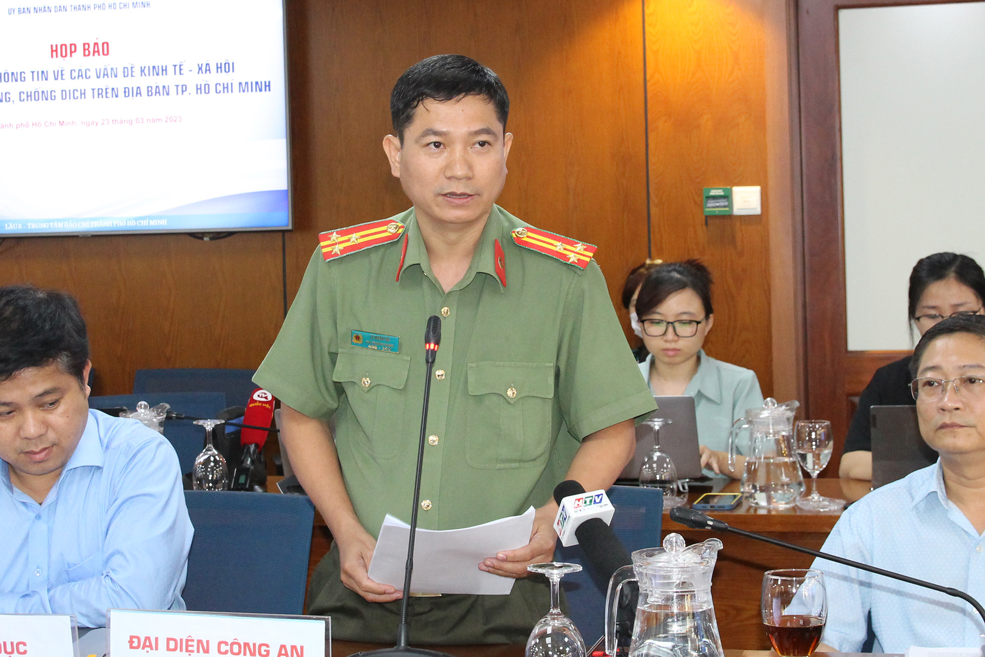 Thượng tá Lê Mạnh Hà - Phó Trưởng phòng tham mưu Công an TP. Hồ Chí Minh trả lời báo chí tại buổi họp báp (Ảnh: H.Hào).